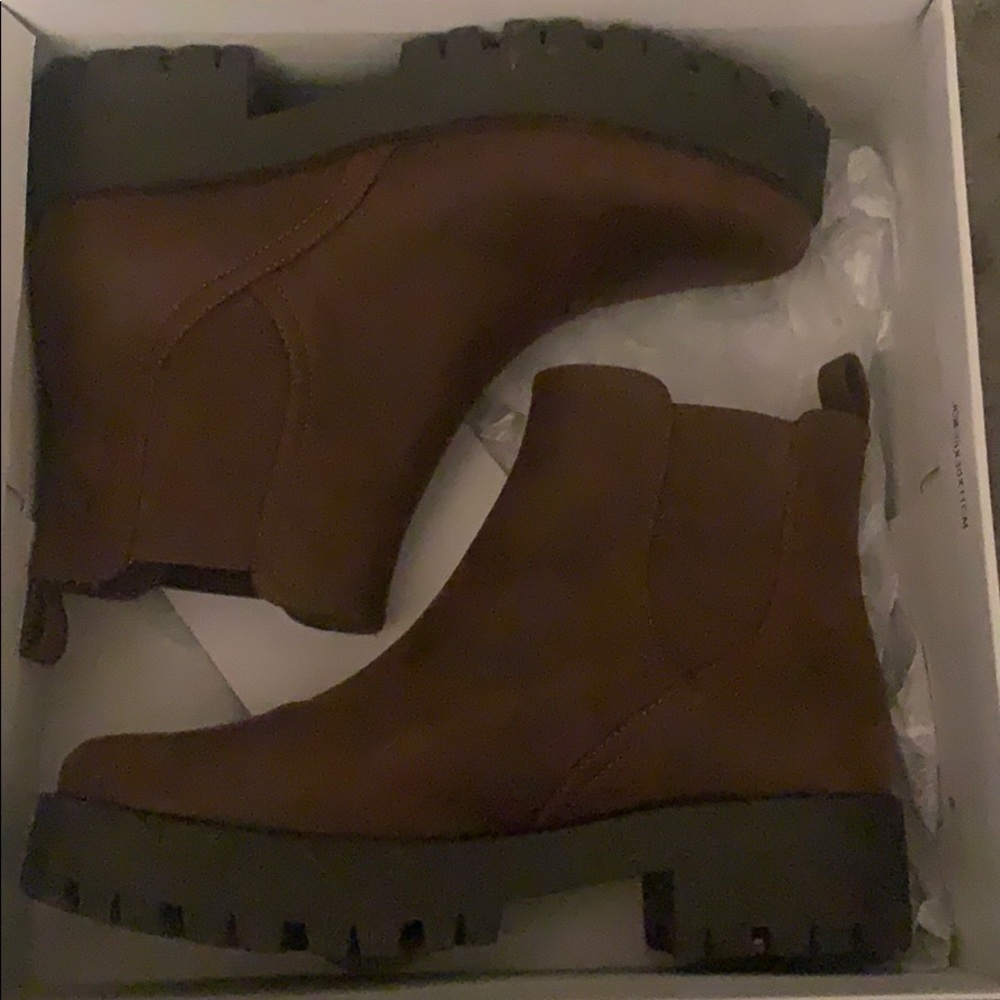 BRAND NEW STEVE MADDEN BOOTS WITH BOX🤎